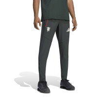 adidas Manchester United Tiro Travel Trainingspak 2026-2027 Donkerolijfgroen Wit Rood
