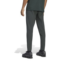 adidas Manchester United Tiro Travel Trainingspak 2026-2027 Donkerolijfgroen Wit Rood