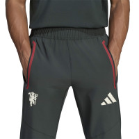 adidas Manchester United Tiro Travel Trainingspak 2026-2027 Donkerolijfgroen Wit Rood