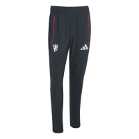 adidas Manchester United Tiro Travel Trainingspak 2026-2027 Donkerolijfgroen Wit Rood
