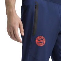 adidas Bayern München Tiro Travel Trainingsbroek 2026-2027 Donkerblauw Rood