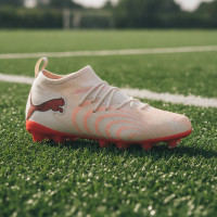 PUMA Future 9 Match Gazon Naturel Artificiel Chaussures de Foot (MG) Enfants Blanc Cassé Noir Rose