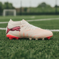 PUMA Future 9 Pro Gras / Kunstgras Voetbalschoenen (MG) Gebroken Wit Zwart Roze