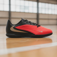 Nike Phantom 6 Low Club Zaalvoetbalschoenen (IN) Kids Zwart Felrood Goud