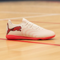 PUMA Future 9 Play Zaalvoetbalschoenen (IN) Gebroken Wit Zwart Roze