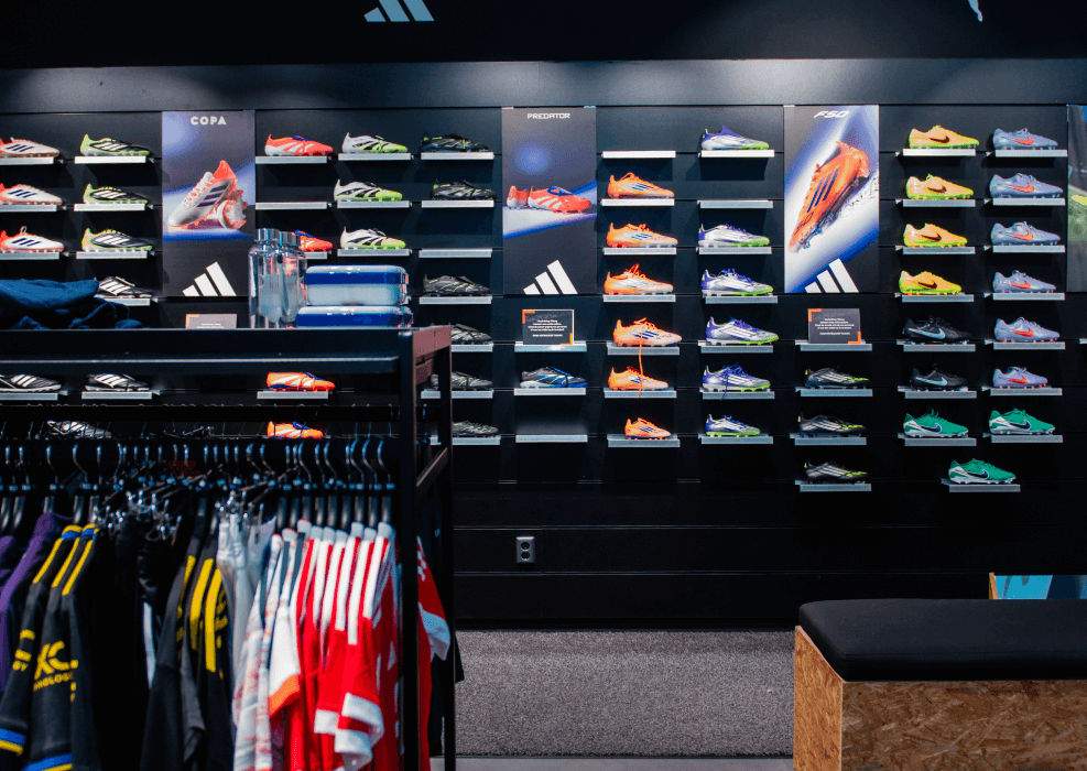 Voetbalshop.nl Tilburg Winkel Binnen Schoenenwand